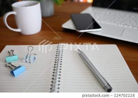 商務場景、案頭工作、咖啡時間、休息 商務場景、案頭工作、咖啡時間、休息 124702228