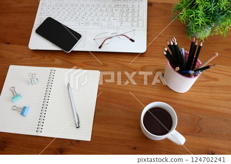 商務場景、案頭工作、咖啡時間、休息 商務場景、案頭工作、咖啡時間、休息 124702241