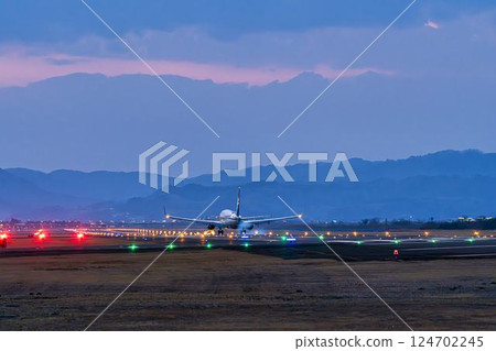 黃昏時分的仙台機場,飛機降落,宮城縣名取市 黃昏時分的仙台機場,飛機降落,宮城縣名取市 124702245