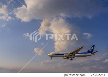 黃昏時分的仙台機場,飛機降落,宮城縣名取市 黃昏時分的仙台機場,飛機降落,宮城縣名取市 124702251