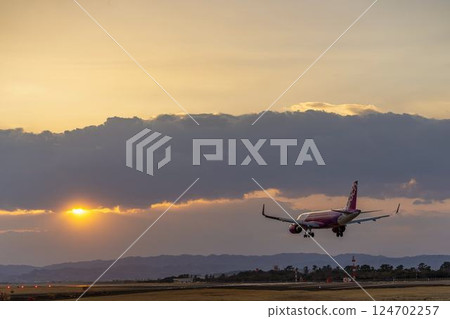 黃昏時分的仙台機場，飛機降落，宮城縣名取市 124702257