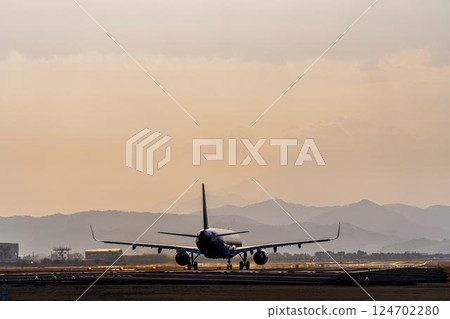 黃昏時分的仙台機場,飛機起飛,宮城縣名取市 黃昏時分的仙台機場,飛機起飛,宮城縣名取市 124702280