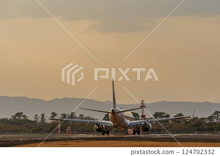 黃昏時分的仙台機場，飛機滑行，宮城縣名取市 124702332