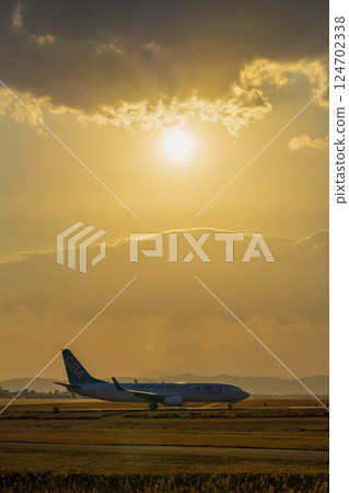 黃昏時分的仙台機場,飛機滑行,宮城縣名取市 黃昏時分的仙台機場,飛機滑行,宮城縣名取市 124702338