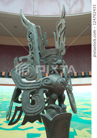 中國四川省長江文明三星堆遺址博物館第二展廳人面鳥像右側 中國四川省長江文明三星堆遺址博物館第二展廳人面鳥像右側 124702433