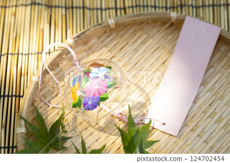 竹簾上的楓葉 124702454