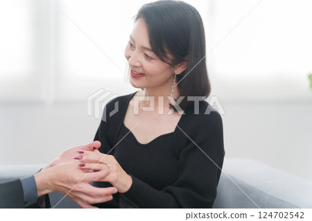 一名女子收到一名男子的訂婚戒指和求婚（一對） 124702542