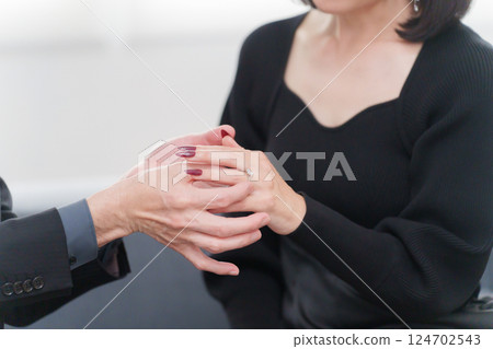 一名女子收到一名男子的訂婚戒指和求婚（一對） 124702543