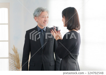 一名女子收到一名男子贈送的禮物（一對） 124702548