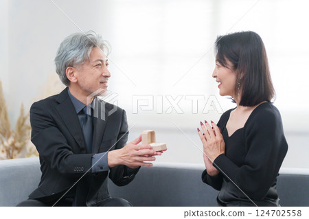 一名女子收到一名男子的訂婚戒指和求婚（一對） 124702558