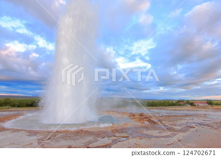 夏季冰島之旅,美麗的天然間歇泉Strokkur 夏季冰島之旅,美麗的天然間歇泉Strokkur 124702671