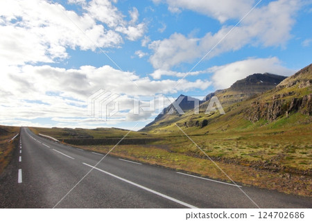 從公路欣賞冰島美麗的自然風光和壯麗景色 124702686