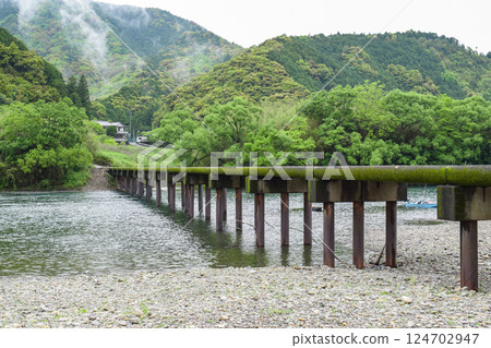 A submerged bridge over the Shimanto River in Kochi 124702947