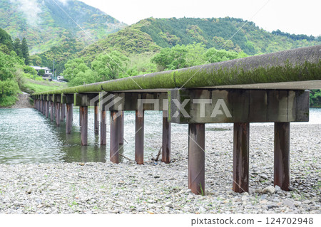 A submerged bridge over the Shimanto River in Kochi 124702948
