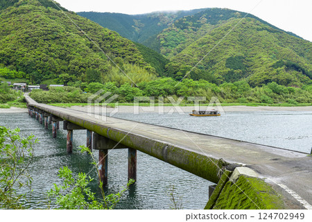 A submerged bridge over the Shimanto River in Kochi 124702949