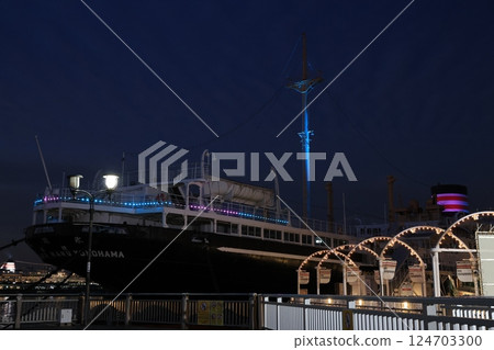 橫濱港山下公園的日本郵輪冰川丸燈火通明 橫濱港山下公園的日本郵輪冰川丸燈火通明 124703300