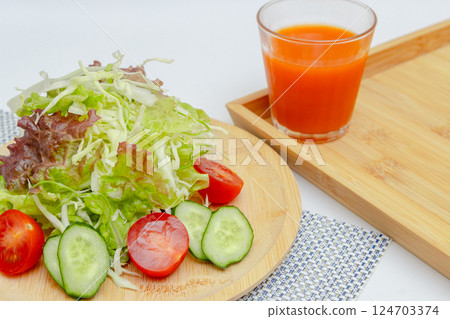 Raw vegetable salad and vegetable juice: Image of nutritional balance 124703374