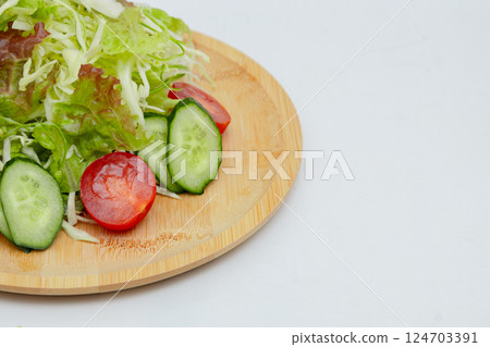 生蔬菜沙拉和白色背景番茄、黃瓜和生菜沙拉 生蔬菜沙拉和白色背景番茄、黃瓜和生菜沙拉 124703391