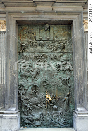 中歐、斯洛維尼亞、首都盧布爾雅那、聖尼古拉斯大教堂、青銅門 中歐、斯洛維尼亞、首都盧布爾雅那、聖尼古拉斯大教堂、青銅門 124703499