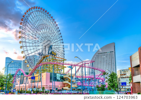 Yokohama cityscape: sunset, ferris wheel and roller coaster 124703963
