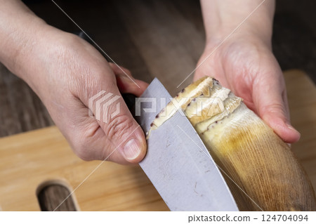 Preparing bamboo shoots: Removing the bitterness 124704094
