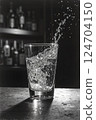 將水倒入玻璃杯中 124704150