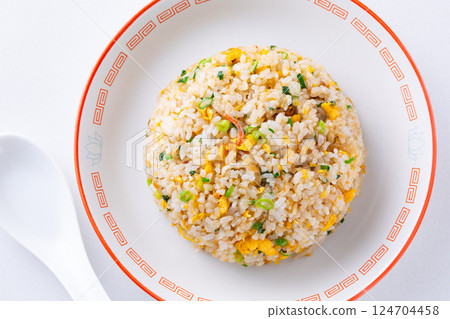 在中餐館吃炒飯 124704458