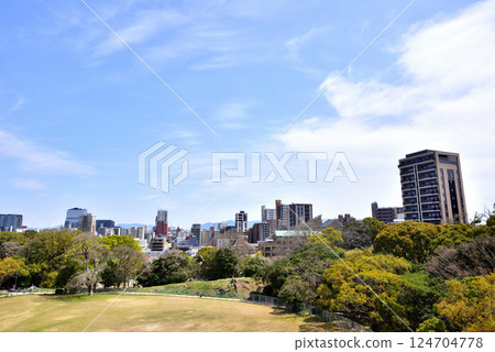 從福岡城的城堡塔往東北方向望去。福岡城遺址、天守閣。 從福岡城的城堡塔往東北方向望去。福岡城遺址、天守閣。 124704778