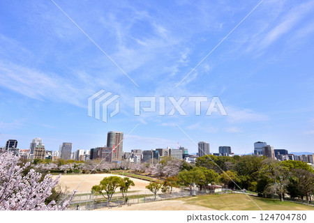 從福岡城的城堡塔往東北方向望去。福岡城遺址、天守閣。 從福岡城的城堡塔往東北方向望去。福岡城遺址、天守閣。 124704780