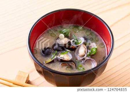 Shijimino miso soup 124704835