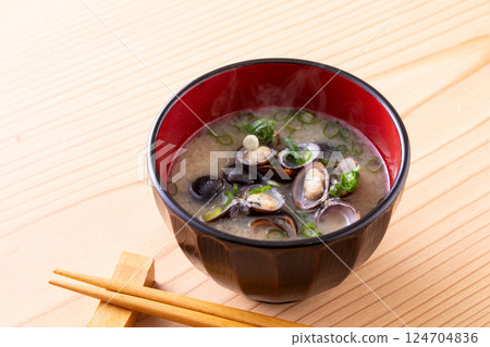 Shijimino miso soup 124704836