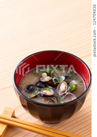 Shijimino miso soup 124704838