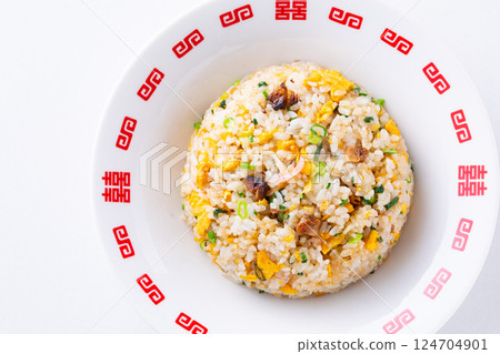 在中餐館吃炒飯 124704901