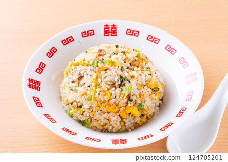 在中餐館吃炒飯 124705201