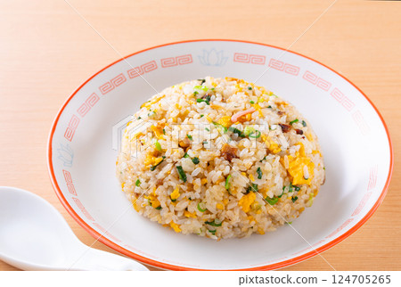 在當地一家中餐館吃炒飯 124705265