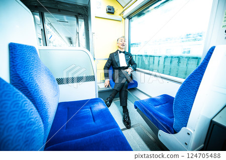 一位老人在火車上向窗外望去 一位老人在火車上向窗外望去 124705488