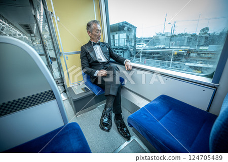 一位老人在火車上向窗外望去 一位老人在火車上向窗外望去 124705489