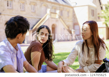 大學生在公園聊天 124705625