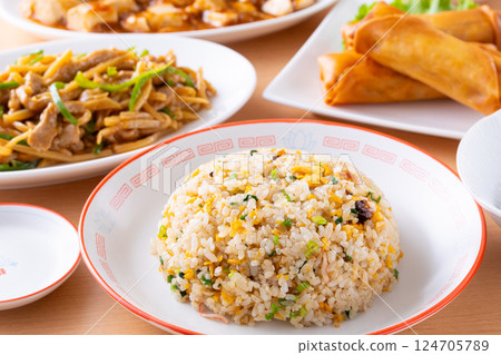 Eat fried rice and mapo tofu at a Chinese restaurant 124705789
