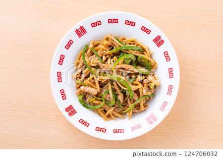 Delicious green pepper beef 124706032