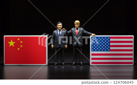 描繪中美友好關係的微型人物 124706045