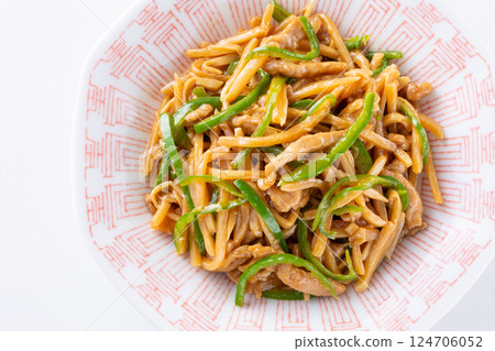 Delicious green pepper beef 124706052