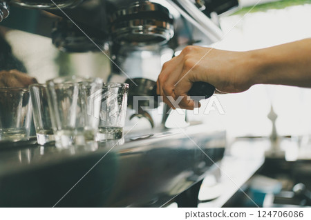 coffee shop, cafe, cafeteria 124706086