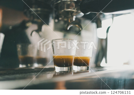 coffee shop, cafe, cafeteria 124706131