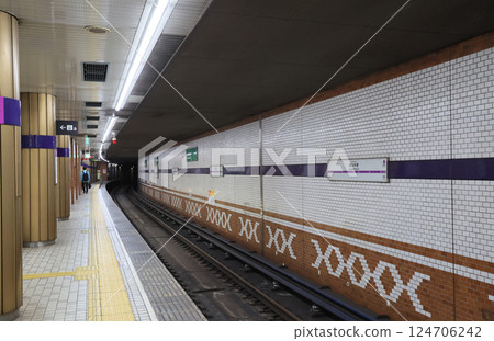 Inside Komagawa-Nakano Station on the Osaka Metro Tanimachi Line Inside Komagawa-Nakano Station on the Osaka Metro Tanimachi Line 124706242