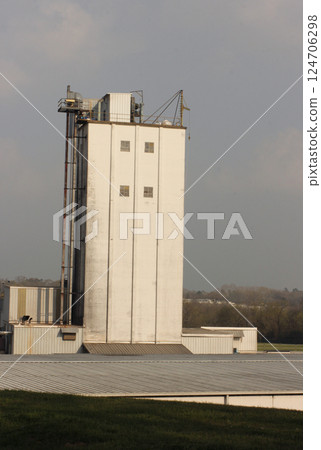 Grain and Feed Silo in Rural East TX 124706298
