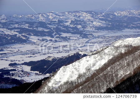 從岩原滑雪場山頂俯瞰南魚沼市的平原全景 從岩原滑雪場山頂俯瞰南魚沼市的平原全景 124706739