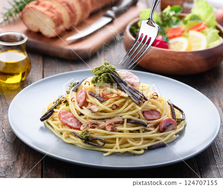 春季辣椒義大利麵配蕨菜：健康的日式西式午餐 124707155