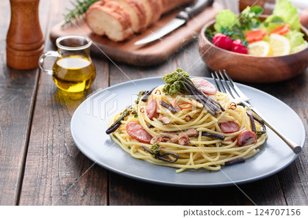 Spring Peperoncino Pasta with Warabi: A Healthy Japanese-Western Style Lunch Spring Peperoncino Pasta with Warabi: A Healthy Japanese-Western Style Lunch 124707156