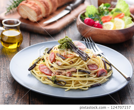 春季辣椒義大利麵配蕨菜：健康的日式西式午餐 124707157